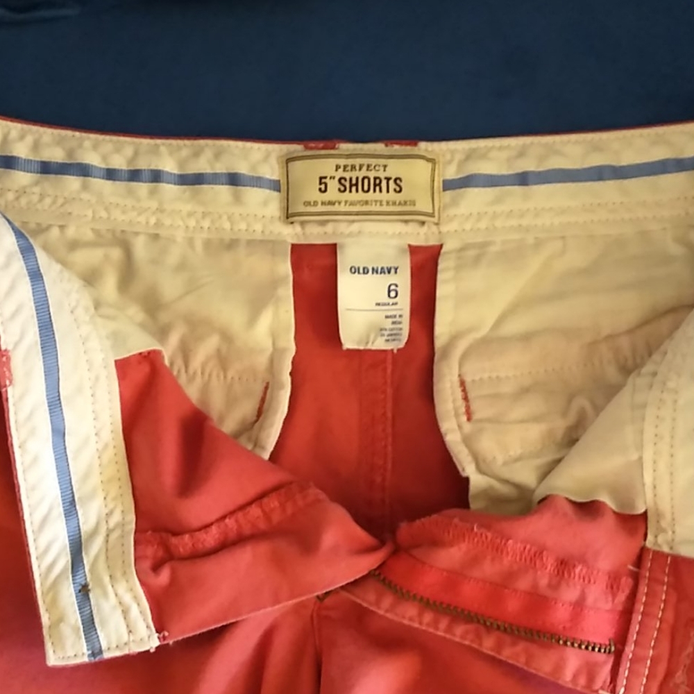 Red short - Picture 2 of 3